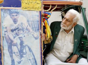 Muhammad Ashiq; Lagenda Pelumba Basikal Pakistan yang pernah beraksi di sukan Olimpik pada 1960 dan 1964 terpaksa menyara kehidupan sebagai pemandu beca. Beliau menghembuskan nafas terakhir di usia 83 tahun pada 11 Mac 2018. Kredit Foto - Pakistantoday.com.pk