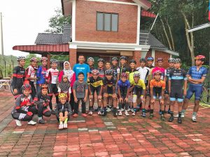 Barisan pelumba & pengurusan basikal lasak Terengganu yang akan berentap di SUKMA Perak 2018. Kredit Foto - Kemaman MTB Park Officer