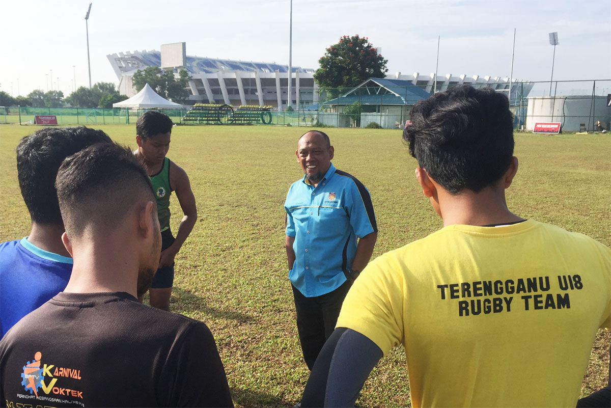 Encik Zulkarnain Mohd Zawawi(berbaju biru) selaku jurulatih bawah 19 tahun pasukan Terengganu sewaktu Kejohanan Ragbi 7 Sepasukan peringkat kebangsaan 2016. Kredit Foto - Sukandaily.com.my