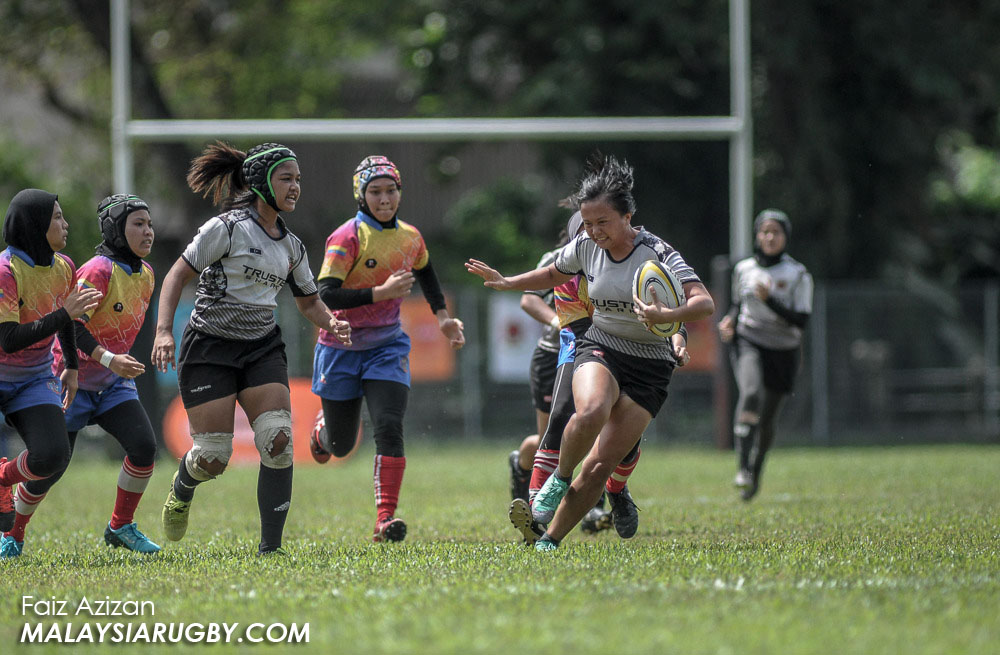 Pasukan ragbi wanita Terengganu 7 sepasukan(jersi putih hitam) yang membawa cabaran ke pentas Sukan Malaysia Perak 2018. Kredit Foto - Faiz Azizan/MalaysiaRugby.com