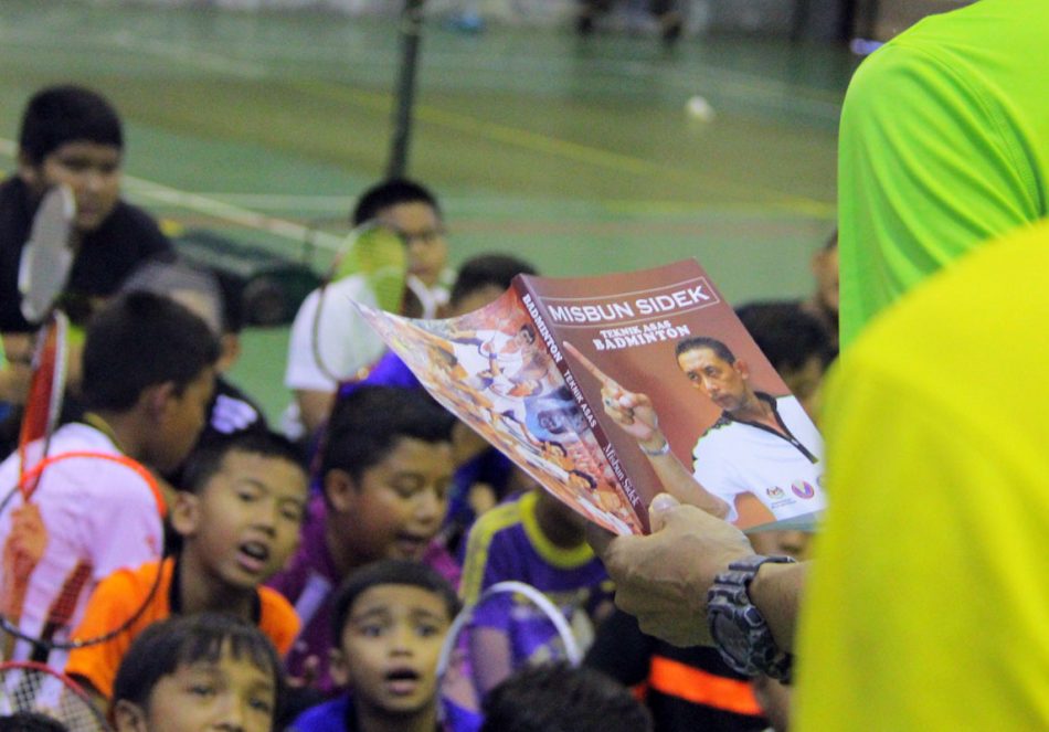Buku hasil tulisan pemain badminton lagenda negara; Datuk Misbun Sidek berjudul 'Teknik Asas Badminton' menjadi sebahagian daripada modul pembelajaran Kem Bakat Badminton KBS Peringkat Negeri Terengganu 2018. Kredit Foto - PenyuSukan.com