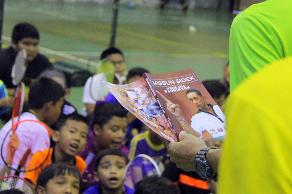 Buku hasil tulisan pemain badminton lagenda negara; Datuk Misbun Sidek berjudul 'Teknik Asas Badminton' menjadi sebahagian daripada modul pembelajaran Kem Bakat Badminton KBS Peringkat Negeri Terengganu 2018. Kredit Foto - PenyuSukan.com