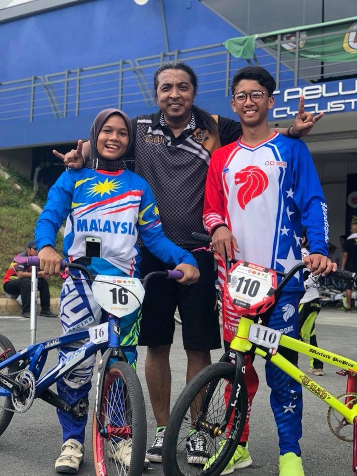 Pelumba profesional sukan lasak BMX; Eddyna Nasuhar binti Zainal Abidin(kiri) bersama pemilik TUAH BMX Products(tengah) selaku pihak penaja. Kredit Foto - Instagram.com/_.dynaevasive/