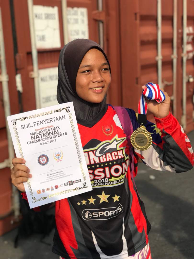 PenyuSukandotcom - Pelumba basikal lasak BMX Terengganu - Eddyna Nasuhar binti Zainal Abidin. Kredit Foto - Instagram.com/_.dynaevasive