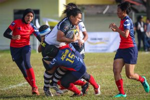 Aksi pemain ragbi wanita Terengganu; Lorna Cassandra William(tiga dari kiri) sewaktu menentang pasukan Johor dalam perlawanan pertama bagi kedua-dua pasukan di pentas temasya Sukan Malaysia(SUKMA) Perak 2018. Kredit Foto - Sekretariat SUKMA Perak 2018