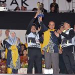 Menteri Besar Terengganu; Dr. Ahmad Samsuri Mokhtar(empat dari kanan) turut hadir ke majlis penutupan temasya Sukan Malaysia(SUKMA) Perak 2018 edisi ke-19 ini untuk meraikan kejayaan kontijen negeri ini merampas kembali kejuaraan keseluruhan penganjuran SUKMA. Kredit foto - Majlis Sukan Negeri Terengganu.