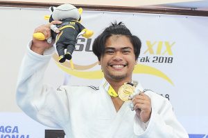 Judoka Terengganu Hanelang Fakhrul Adam bin Jose M Cruz @ Fauzi Cruz merangkul pingat emas dalam acara lelaki bawah 90kg setelah menewaskan judoka Pulau Pinang; Tan Tze Ning di pusingan akhir pada hari kedua kejohanan judo Sukan Malaysia(SUKMA) Perak 2018 yang telah berlansung di Dewan SMJK Krian, Kerian. Kredit Foto - Sekretariat SUKMA Perak 2018
