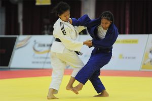 Aksi judoka Terengganu Hanelang Fakhrul Intan Nur Hayati binti Mahathir(putih) sewaktu berentap di pentas temasya Sukan Malaysia(SUKMA) Perak 2018 yang telah berlansung pada 12 sehingga 14 September bertempat di Dewan SMJK Krian, Kerian. Kredit Foto - Sekretariat SUKMA Perak 2018
