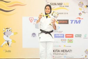 Judoka Terengganu Hanelang Nur Ain Hafiezza binti Amran merangkul pingat emas dalam acara wanita melebihi 70kg setelah menewaskan judoka Pulau Pinang; Chan Por Hao di pusingan akhir pada hari pertama kejohanan judo Sukan Malaysia(SUKMA) Perak 2018 yang telah berlansung di Dewan SMJK Krian, Kerian. Kredit Foto - Sekretariat SUKMA Perak 2018