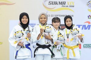 Alyaa Yasmeen binti Rosali(dua dari kiri) menyumbang pingat emas kepada kontijen Terengganu Hanelang setelah berentap dalam kategori wanita bawah 44kg akhir. Judoka tuan rumah; Nor Aina Faqihah binti Norfizal Hafizie(kiri) meraih pingat perak manakala judoka Selangor; Chew Xue Er dan judoka Johor Nurul Ain binti Saiful Airy berkongsi gangsa di hari kedua kejohanan judo Sukan Malaysia(SUKMA) Perak 2018 yang telah berlansung di Dewan SMJK Krian, Kerian. Kredit Foto - Sekretariat SUKMA Perak 2018