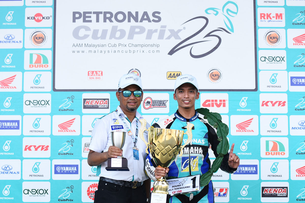 Juara Pusingan 7 Kejuaraan Cub Prix AAM Malaysia PETRONAS di litar Kompleks Sukan Negeri Gong Badak; Ahmad Afif Amran(kanan) bersama pemilik pasukan PETRONAS Sprinta Yamaha – CKJ Racing.