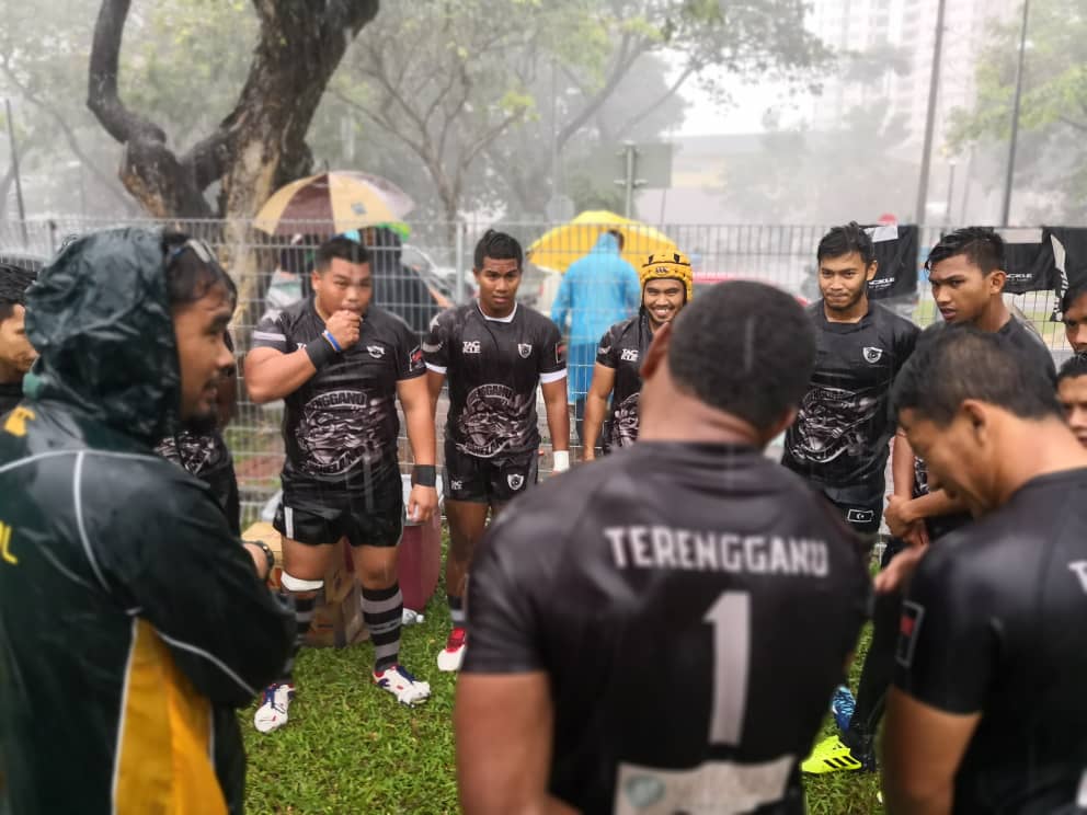 Perlawanan persahabatan di antara pasukan ragbi negeri Terengganu menentang Selangor berlansung dalam cuaca hujan lebat seawal permainan sehingga tamat bertempat di Padang Utara, Petaling Jaya. Kredit Foto - Enche Mohd Amirul Mukminin