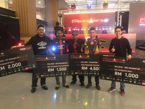 Syed Afif Hakimi bin Tengku Abdillah(tiga dari kiri) selaku Naib President E-Sports Malaysia Terengganu(ESMT) bersama anak jati negeri Terengganu; Muhammad Rafiq Firdaus(dua dari kiri) dan Mohd Azan Bin Jusoh(dua dari kanan) dan pememang tempat ke-3 dan ke-4 dalam Kejohanan Selangor Cyber Games 2018. Kredit Foto – Facebook.com/esmterengganu