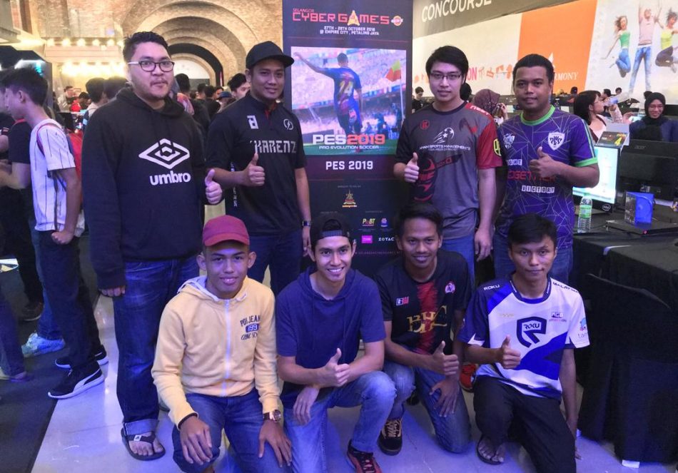 Barisan atlet yang mara ke pusingan kedudukan ke-8 teratas di pentas Pro Evolution Soccer 2019(PES2019) dalam Kejohanan Selangor Cyber Games 2018 yang telah berlansung pada 27 dan 28 Oktober 2018 bertempat di Empire City, Petaling Jaya. Kredit Foto – Facebook.com/esmterengganu