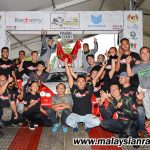 Rachmat dan Donny Wardono bersama ahli pasukan MRU Motorsports sewaktu meraikan kejayaan setelah muncul juara dalam Kejuaraan Rali Terengganu 2018 yang telah berlansung selama dua hari bertempat di Terengganu International Endurance Park (TIEP), Lembah Bidong, Setiu. Kredit Foto - MalaysianRally.com