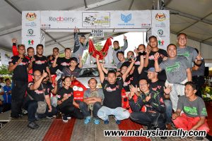 Rachmat dan Donny Wardono bersama ahli pasukan MRU Motorsports sewaktu meraikan kejayaan setelah muncul juara dalam Kejuaraan Rali Terengganu 2018 yang telah berlansung selama dua hari bertempat di Terengganu International Endurance Park (TIEP), Lembah Bidong, Setiu. Kredit Foto - MalaysianRally.com