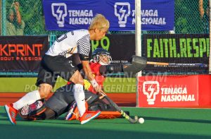 Pakar pukulan sudut penalti dari Korea Selatan; Jang Jong-Hyun selaku pemukul shootout kedua sekaligus menghadiahkan gol kedua buat Pasukan Hoki Terengganu(THT) untuk mata penentuan setelah terikat seri 02-02 merebut Piala Sumbangsih Liga Hoki Malaysia 2019 yang telah berlansung di Stadium Hoki Batu Buruk pada 11 Januari 2019. Kredit Foto - PenyuSukan.com