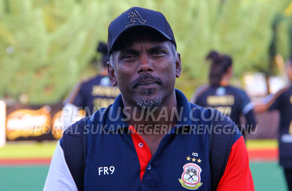 Bekas pemain kebangsaan dan juga bekas jurulatih skuad hoki wanita negara; Iman Gobinathan Abdullah berusia 41 tahun(13 Januari 1978) pertama kali menggalas tugas sebagai ketua jurulatih Pasukan Hoki Wanita Terengganu(TLHT) untuk saingan musim 2019 ini. Kredit Foto - PenyuSukan.com