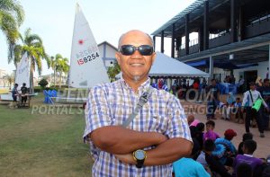 Pegawai Teknik & Pembangunan Sukan(PTPS) Pelayaran Negeri Pahang; Khairul Azizi bin Abdul Aziz mengetuai rombongan kontijen sukan pelayaran dari Jabatan Pendidikan Negeri Pahang untuk turut sama dalam program Kejohanan Liga Layar Terengganu LLT-TSDP Siri 3 2019. Kredit Foto - PenyuSukan.com