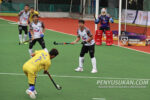 Barisan pasukan Terengganu Hockey Team(THT) mempertahankan gawang pasukan yang dijaga oleh penjaga gol THT Mohamad Hazrul Faiz Ahmad Sobri (jersi no.32) sewaktu bertemu UiTM HA-KPT di Stadium Hoki Batu Buruk pada 10 Januari 2024 bagi kempen Liga Hoki Malaysia(MHL 2025).