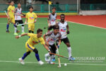 Aksi pemain Terengganu Hockey Team(THT) Mohamad Sukri Abdul Mutalib(jersi hitam putih no.39) bersama rakan sepasukan cuba menahan asakan pemain pemain UiTM HA-KPT sewaktu perlawanan buat kedua-dua pasukan di Stadium Hoki Batu Buruk pada 10 Januari 2024 bagi kempen Liga Hoki Malaysia(MHL 2025).