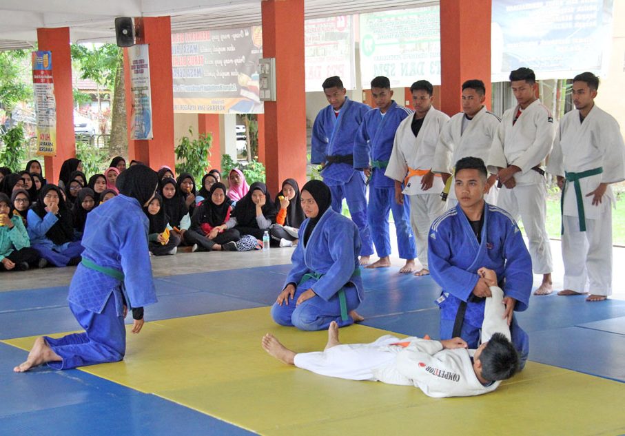 Barisan penuh atlet-atlet senior dan pelapis turut hadir untuk memberikan demonstrasi sukan judo dalam program pencarian bakat yang telah diadakan baru-baru ini. Kredit Foto - PenyuSukan.com