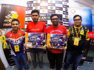 Atlet ESM Terengganu; Mohamad Rusydi Idrus(dua dari kiri) dan Muhammad Azwan Shame(tiga dari kiri) berjaya meraih tempat ke-3 setelah berentap dalam perlawanan Pro Evolution Soccer di Kejohanan Sukan Elektronik Kebangsaan 2018. Kredit Foto - JomGaming.My