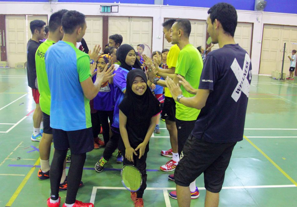 Peserta Kem Bakat Badminton Kementerian Belia dan Sukan Peringkat Negeri Terengganu 2018 tidak hanya memfokuskan latihan badminton malah membina semangat setiap pemain agar mengetahui hala tuju mereka. Kredit Foto - PenyuSukan.com