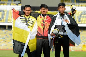 Pelari 400m Berpagar Lelaki Terengganu Hanelang; Ruslem Zikry Putra bin Roseli meraih pingat gangsa di pentas Sukan Malaysia(SUKMA) Perak 2018 edisi ke-19 dengan catatan masa 52.810 setelah dinafikan oleh Quek Lee Yong(tengah) dari Sarawak dan pelari tuan rumah Muhd Naim bin Abdullah. Kredit Foto - Sekretariat SUKMA Perak 2018
