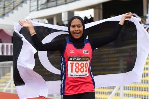 Reaksi pelari pecut Terengganu; Azreen Nabila setelah memecah rekod kejohanan yang berusia 10 tahun dengan catatan masa 11.81 saat dalam acara 100 meter wanita di pentas temasya Sukan Malaysia(SUKMA) Perak 2018. Kredit Foto - Sekretariat SUKMA Perak 2018