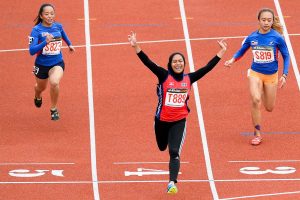 Aksi pelari pecut Terengganu; Azreen Nabila(dua dari kiri) dengan catatan masa 11.81 saat mengungguli acara 100 meter wanita sekali gus berjaya memperbaharui rekod kejohanan yang berusia 10 tahun di pentas temasya Sukan Malaysia(SUKMA) Perak 2018. Kredit Foto - Sekretariat SUKMA Perak 2018
