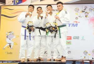 Muhammad Nur Muizzuddin bin Mahsan(kanan) menyumbang pingat gangsa kepada kontijen Terengganu Hanelang setelah berentap dalam kategori lelaki bawah 66kg menewaskan judoka Pulau Pinang; Nicholas Me di hari pertama kejohanan judo Sukan Malaysia(SUKMA) Perak 2018 yang telah berlansung di Dewan SMJK Krian, Kerian. Kredit Foto - Sekretariat SUKMA Perak 2018