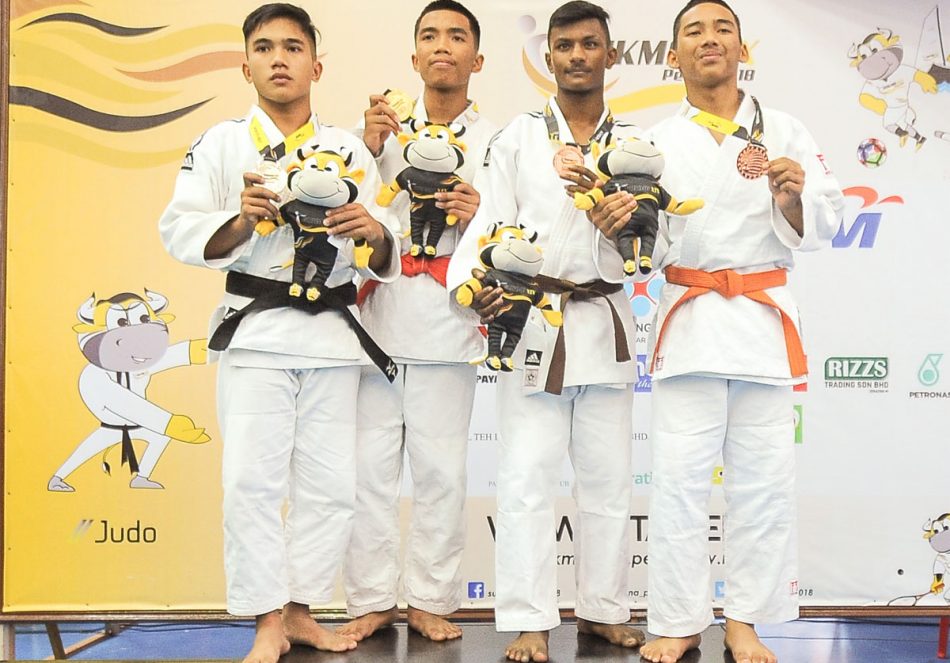 Muhammad Alif Asnawi bin Azman(kiri) menyumbang pingat perak kepada kontijen Terengganu Hanelang setelah berentap dalam kategori lelaki bawah 55kg di hari pertama kejohanan judo Sukan Malaysia(SUKMA) Perak 2018 yang telah berlansung di Dewan SMJK Krian, Kerian. Kredit Foto - Sekretariat SUKMA Perak 2018