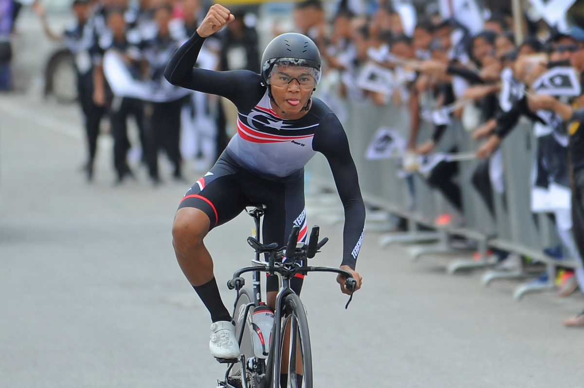 Aksi pelumba Terengganu Hanelang; Mohamad Nur Aiman Mohd Zariff sejurus muncul juara dalam acara berbasikal ujian masa individu (lebuhraya) lelaki dengan catatan masa 43 minit 53.128 saat untuk kayuhan sejauh 40km di pentas temasya Sukan Malaysia(SUKMA) Perak 2018. Kredit Foto - Sekretariat SUKMA Perak 2018